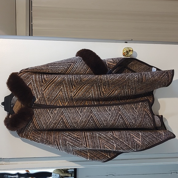 Women's Brown Faux Fur Hooded Shawl/ Wrap/Puncho Plus Size 2X/3X  Make An Offer - Picture 1 of 10